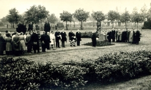E 76. Herdenking bij monument Emmaplein
